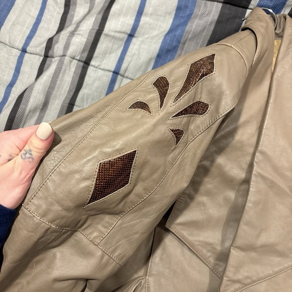 1983 S/S CLAUDE MONTANA STYLE CUIR TAN LEATHER RUNWAY BOMBER JACKET W APPLIQUE - Picture 5 of 9